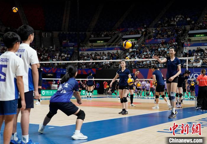 中国女排在香港公开训练实现与数千名球迷全接