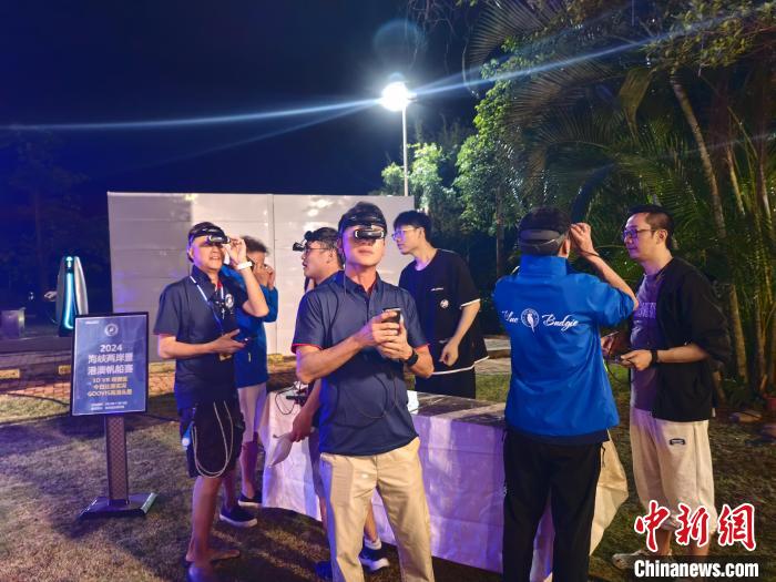 借助GOOVIS头戴显示器重温船舱景象，海上复盘成