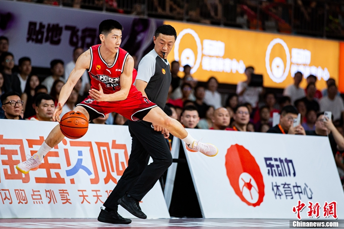 北京大学男篮夺CUBAL全国总冠军，管子煜捧得总决