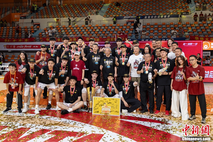 北京大学男篮夺CUBAL全国总冠军，管子煜捧得总决