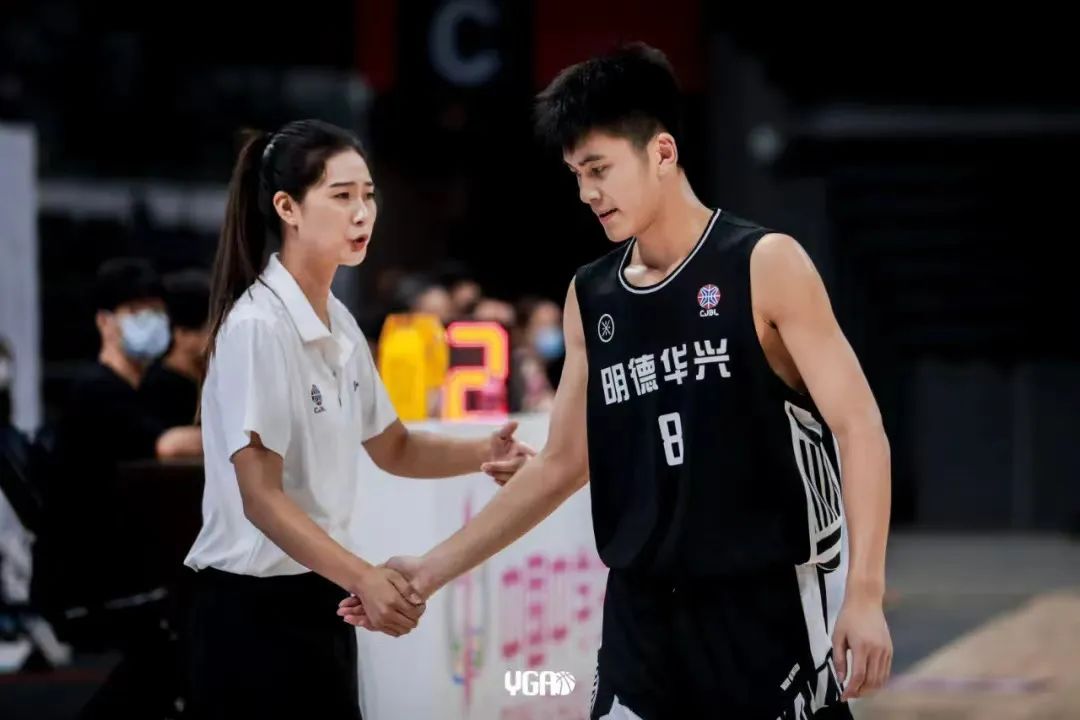 95后女教练于红俊率队夺冠 成为湖南赤木晴子