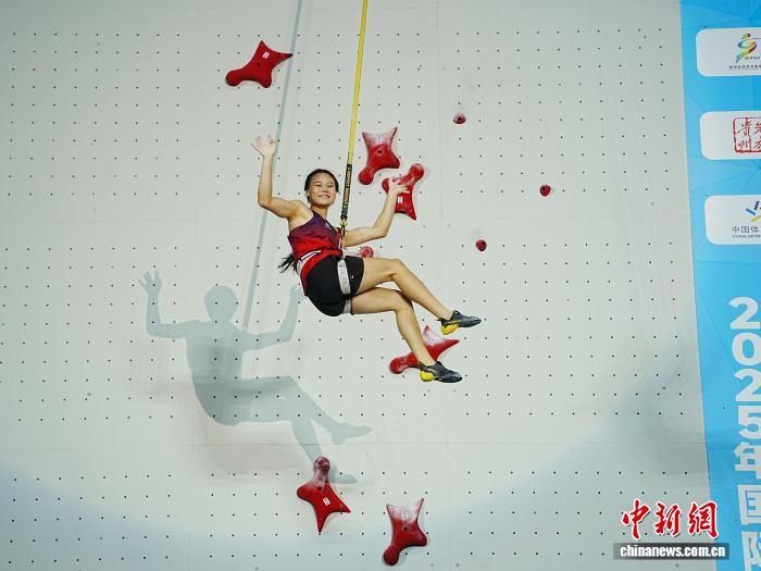 中国选手包揽男女速度赛冠军 贵阳攀岩世界杯圆