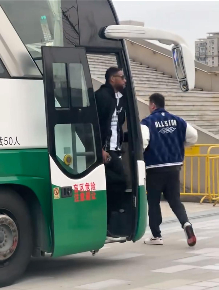 广东惨败上海遭遇赛季四杀 麦考尔状态低迷崔永