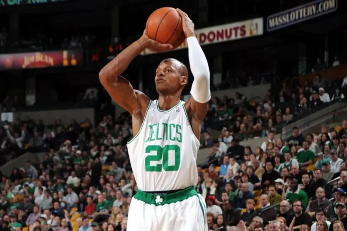 欧文公布历史最强阵容：乔丹科比领衔，詹姆斯