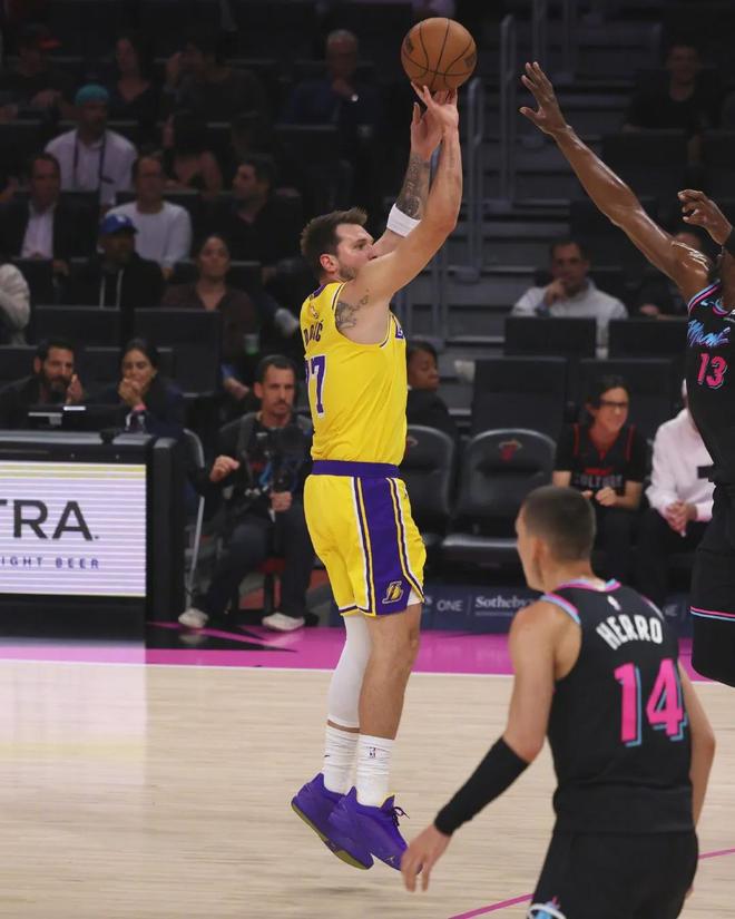 湖人15分大逆转热火 东契奇60分引领三连胜