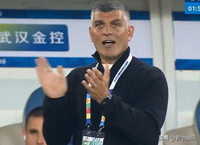 武汉三镇主场连失关键球惨败蓉城 三连败陷降级