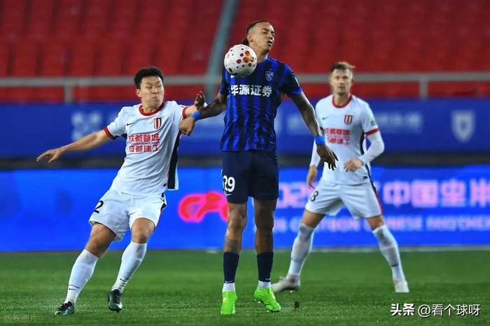 武汉三镇主场连失关键球惨败蓉城 三连败陷降级