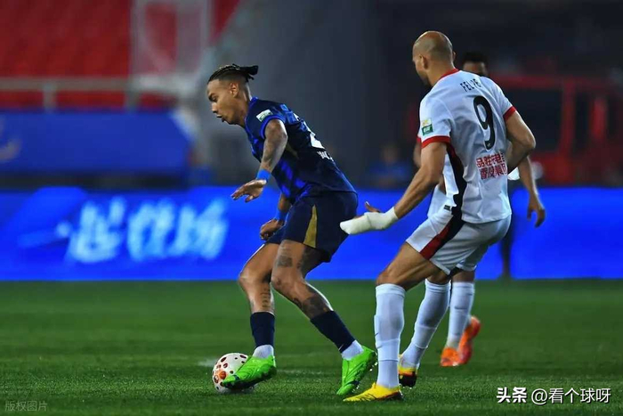 武汉三镇主场连失关键球惨败蓉城 三连败陷降级