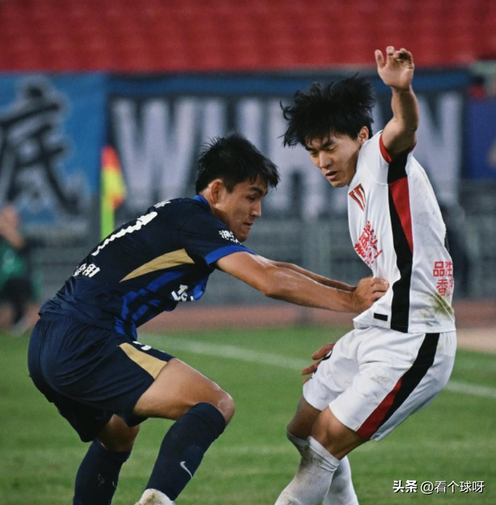 武汉三镇主场连失关键球惨败蓉城 三连败陷降级