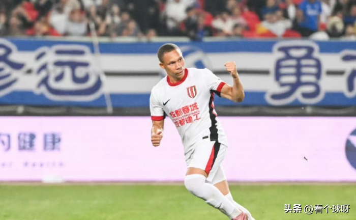 武汉三镇主场连失关键球惨败蓉城 三连败陷降级